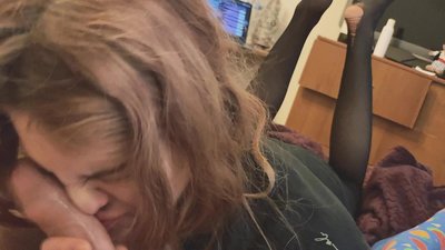 የጉሮሮ ዲክ፣ የተቀደደ pantyhose እና የተቀደደ ተረከዝ መገናኘት ጥሩ ነው።